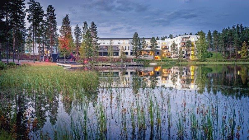 Rokua Health & Spa iltavalaistuksessa